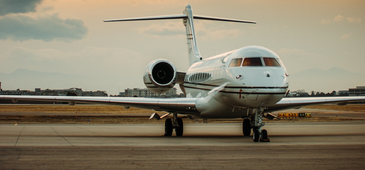 Aeronave executiva em pista ao pôr do sol