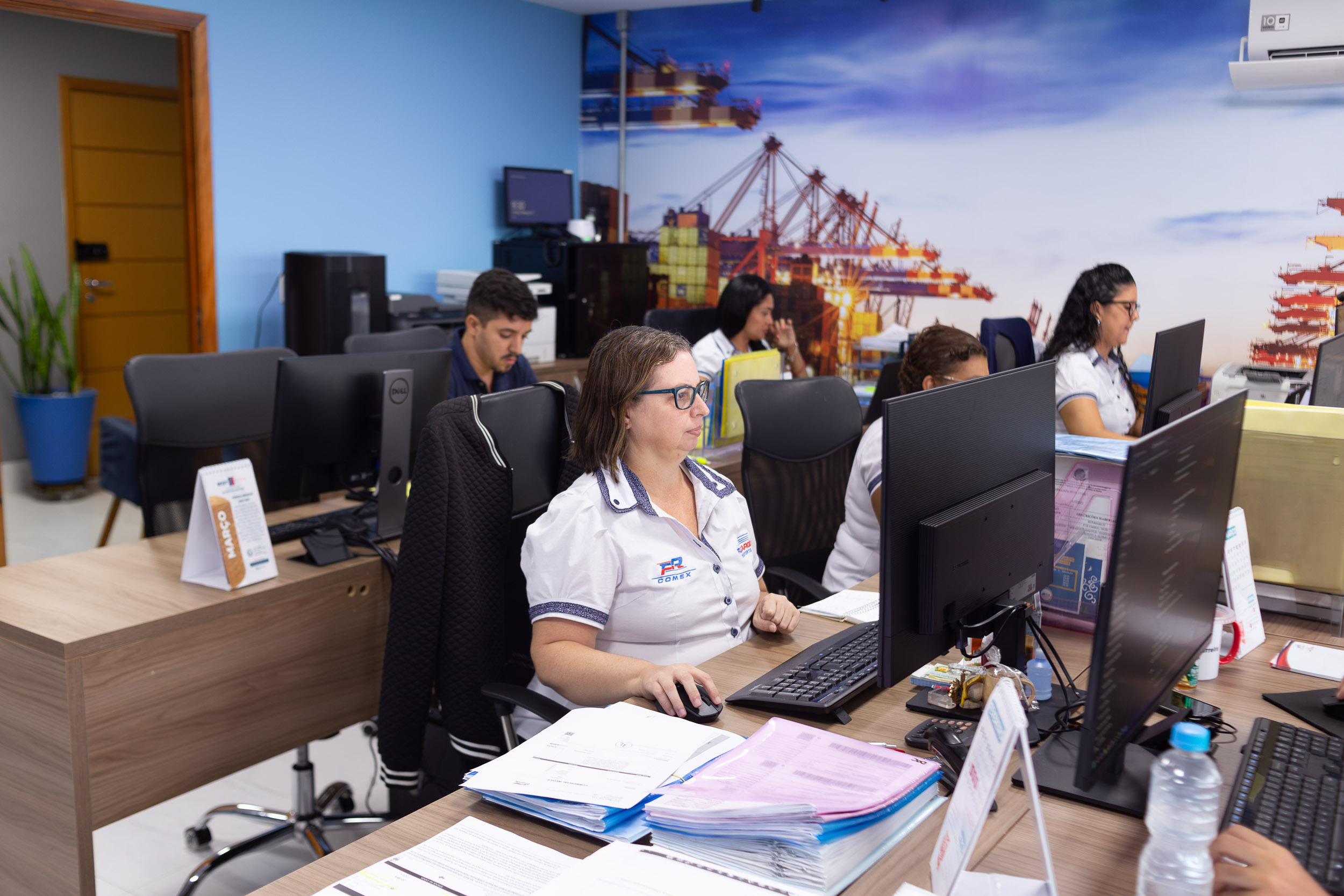 Equipe da FR Comex acompanhando operações de comércio exterior